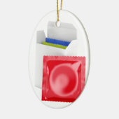 Kondome auf weißem Hintergrund Keramikornament (Links)