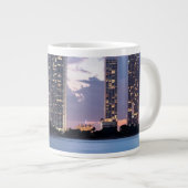 Kondominiumtürme in der Ufergegend in Miami Jumbo-Tasse (Vorderseite Rechts)