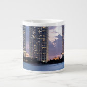 Kondominiumtürme in der Ufergegend in Miami Jumbo-Tasse (Vorderseite)