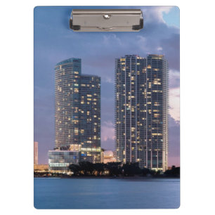 Kondominiumtürme in der Ufergegend in Miami Klemmbrett
