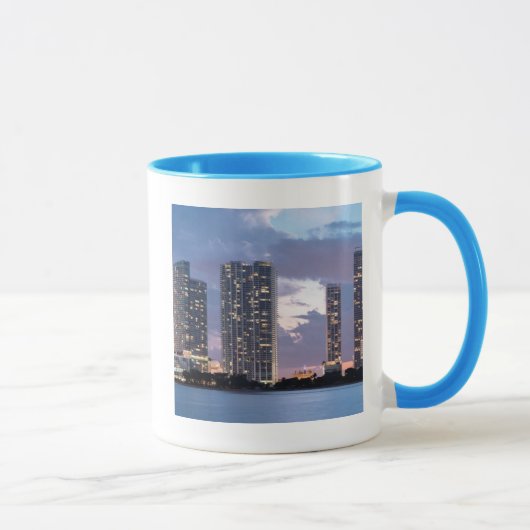 Kondominiumtürme in der Ufergegend in Miami Tasse (Rechts)