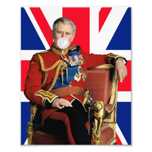 König Charles bläst weiße Kaugummiblase britische  Fotodruck
