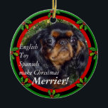 König Charles Christmas Ornament<br><div class="desc">Diese themenorientierte rote und grüne Weihnachtenverzierung kennzeichnet einen König Charles auf der Front und einem englisches SpielzeugSpanielwelpen viermonatiges Baby König-Charles (Schwarzes und Tan) auf der Rückseite. Es ist ein niedliches Geschenkhündchengeschenk für jeden englisches SpielzeugSpanielliebhaber, einer besonders, der (oder wird empfangen, andeuten, Andeutung) einen neuen Welpen hat! Sie müssen erinnert werden,...</div>