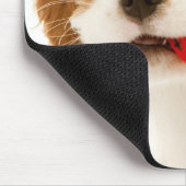 König Charles Spaniel mit rotem Auto in ihrem Mund Mousepad (Ecke)