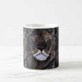 König der Bestien Gemälde von Alfred Fox Kaffeetasse (Mittel)