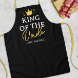 König der Vater GRILLEN des Vaters Schürze<br><div class="desc">Leckerei deinen Vater wie Königin mit dieser stilvollen und lustigen schwarzen Schürze. Es zeichnet sich durch ein auffallendes Krondesign und die Worte "König der Väter und der GRILLEN" aus, die ihn am Tag des Vaters oder an seinem Geburtstag ganz besonders fühlen werden. Zeig deinem Vater, wie viel dir wichtig ist,...</div>