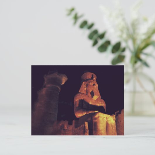 König-Statue in Luxor Tempel in Ägypten nachts Postkarte (Stehend Vorderseite)