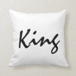 König Throw Decorative Bedroom Pillow Kissen<br><div class="desc">Betonen Sie Ihr Zuhause mit kundenspezifischen Polyester-Kissen von Zazzle. Gemacht von einem hochwertigen SimplexStrickgewebe, sind diese Polyester-Kissen 100% weich und knittern frei. Das Heavyweightausdehnungsmaterial stellt große Farbdefinition für Ihre Entwürfe, Text, Monogramm und Fotos zur Verfügung. Die perfekte Ergänzung zu Ihrer Couch, kundenspezifische Kissen macht Sie den Neid von den Nachbarschaft...</div>