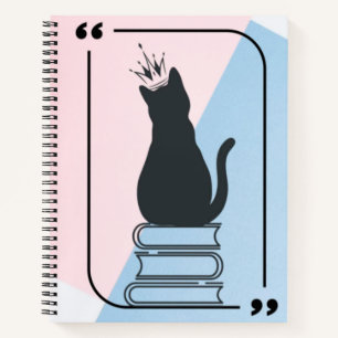 Königin der Bücher - Kronkatze auf Bücherstapel