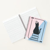 Königin der Bücher - Kronkatze auf Bücherstapel (Innenseite)