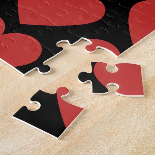 Königin der roten Herzen auf schwarzem Hintergrund Puzzle (Seite)
