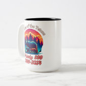 Königin der Tetons Grizzly 399 Tribute 1996-2024 Zweifarbige Tasse (Vorderseite Links)