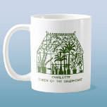 Königin des Personalisierten Gartenbaus Kaffeetasse<br><div class="desc">Ein Vintages Gewächshaus voller fabelhafter Pflanze,  mit Text Sprichwort Königin des Greenhouse. Ändern Sie den Namen,  um ihn zu personalisieren. Ideal für Ihren Lieblingsgärtner. Originelle Kunst von Nic Squirrell.</div>
