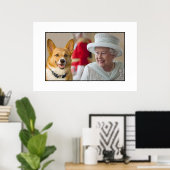 Königin Elizabeth II lacht mit ihrem Corgi Poster (Heimbüro)