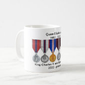 Königin Elizabeth II. und König Charles III. Reign Kaffeetasse (Vorderseite Links)