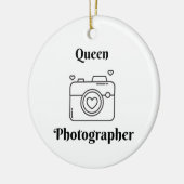 Königin Fotograf mit einer Kamera auf einem Keramik Ornament (Links)