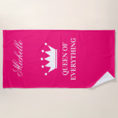 Königin von alles Prinzessinkronenheißes Neonrosa Strandtuch (Vorderseite)