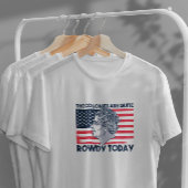 Königin von England unter amerikanischer Flagge T-Shirt