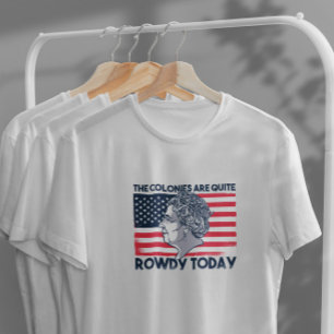 Königin von England unter amerikanischer Flagge T-Shirt