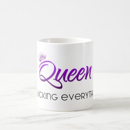 Königin von f*cking alles ! Lila Kaffeetasse (Mittel)