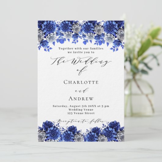 Königlich blaue Blumen Drehbuch Luxus Hochzeit Einladung (Stehend Vorderseite)