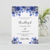Königlich blaue Blumen Luxushochzeit Einladung (Stehend Vorderseite)