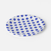Königlich blaue Polka-Punkte Pappteller (Schrägansicht)