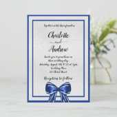 Königlich-blaue Silberbogen-Hochzeit Einladung (Stehend Vorderseite)