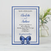 Königlich-blaue Silberbogen-Luxushochzeit Einladung (Stehend Vorderseite)