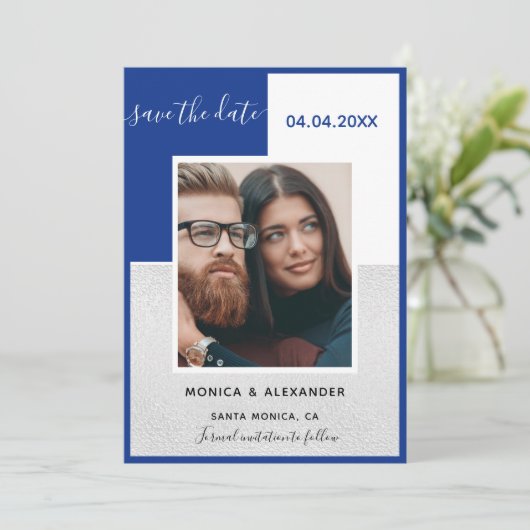 Königlich blaues Foto Hochzeit Sichern Sie das Dat Einladung (Stehend Vorderseite)
