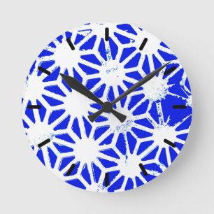 Königlich blaues geometrisches Muster Runde Wanduhr