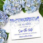 Königlich-weiße Konfetti Geburtstagsparty Save The Date<br><div class="desc">Ein eleganter weißer Hintergrund mit königsblauen Konfetti. Personalisieren und fügen Sie Datum und Name/Alter hinzu. Der Text: Save the Date ist mit einem großen angesagten,  handgeschriebenen Stilskript geschrieben. Königlich blaue Buchstaben.</div>