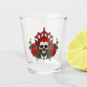 Königliche Dunkelheit, gotisches Herz und Schädel. Schnapsglas