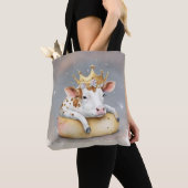 Königliche Kuh träumt auf dem Käsethrone Tasche (Von Nahem)