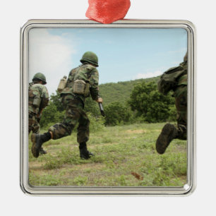 Königliche thailändische Marinesoldaten hetzen Ornament Aus Metall