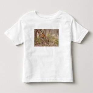 Königlicher Bengal-Tiger klettert auf den Baum, Kleinkind T-shirt