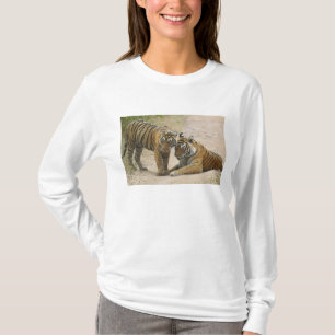 Königlicher Bengal-Tiger und Jungtier - Berührung T-Shirt
