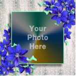 Königlicher lila Blumen-Foto-Rahmen - Freistehende Fotoskulptur<br><div class="desc">Helle und schöne lila Clematis-Blumen mit weißem Holz ähnlichem Hintergrundfeier-Fotorahmen. Einzigartige Weise, spezielle Fotos anzuzeigen. Feld kann in den verschiedenen Größen bestellt werden. Fügen Sie Ihr Foto in der bereitgestellten Schablone hinzu. Clematis ist die königliche Königin der blühenden Reben. Sie können die vielen anderen zusammenpassenden Clematisgeschenke und die Papierprodukte in...</div>