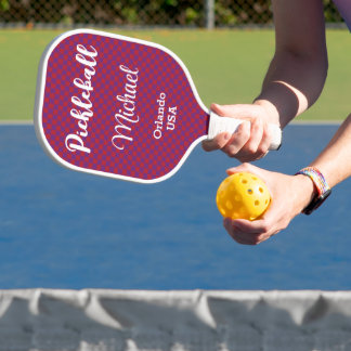Königliches Lila und rotes Schachbrett-Monogramm Pickleball Schläger