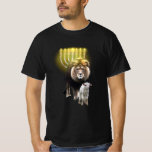 Königreich des Lammes T-Shirt<br><div class="desc">Menorah, die das Licht der Welt auf den König Löwen und das Humble Lamm strahlt</div>