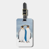 Königspinguin-Paar beim Küssen  Gepäckanhänger (Vorderseite vertikal)