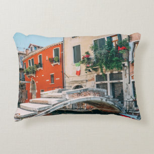 KONKRETE BRÜCKE AM WEISSEN GEBÄUDE DEKOKISSEN