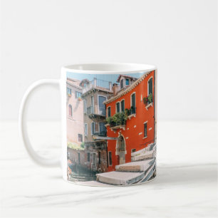 KONKRETE BRÜCKE AM WEISSEN GEBÄUDE KAFFEETASSE