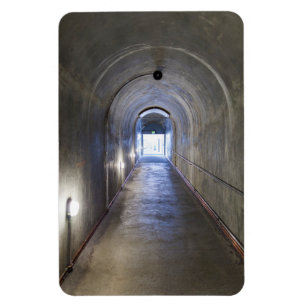 Konkreter Tunnel in einem Nazi-Bunker Magnet