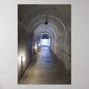 Konkreter Tunnel in einem Nazi-Bunker Poster