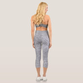 Konkretes dunkelgraues Stone Wall Texturmuster Capri Leggings (Rückseite)