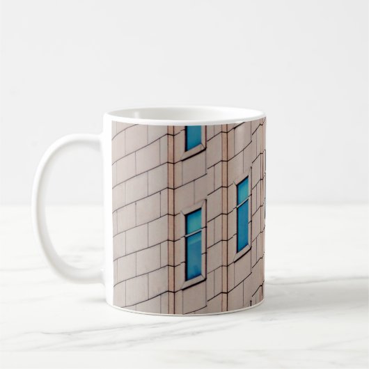 KONKRETES GEBÄUDE IM TAG KAFFEETASSE (Links)
