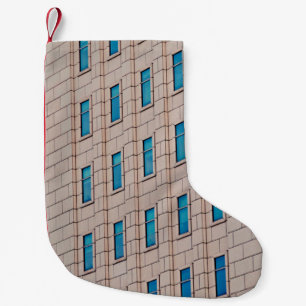 KONKRETES GEBÄUDE IM TAG KLEINER WEIHNACHTSSTRUMPF