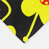 Konkurrierende Blume - Gelb und Rot auf Schwarz Fleecedecke (Ecke)