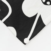 Konkurrierende Blume - Schwarz und Weiß auf Schwar Fleecedecke (Ecke)
